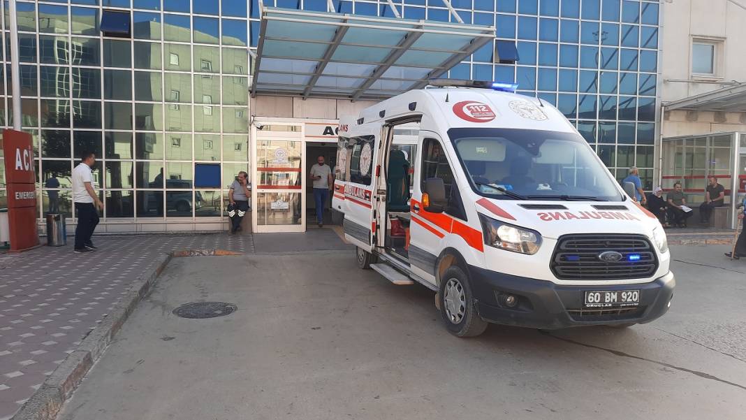 Otomobil sulama kanalına uçtu! Feci şekilde can verdiler 5